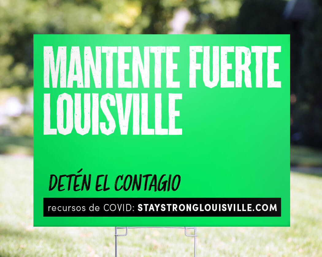 A green yard sign reads: MANTENTE FUERTE LOUISVILLE. DETÉN EL CONTAGIO. recursos de COVID: STAYSTRONGLOUISVILLE.COM against a blurred outdoor background.